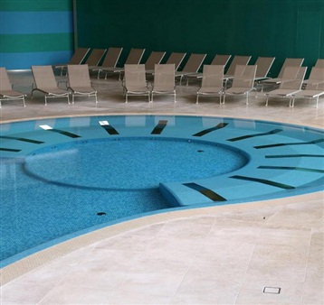不同的泳池马赛克瓷砖材质有哪些特点？