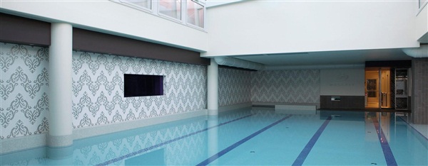 不同的泳池马赛克瓷砖材质有哪些特点？